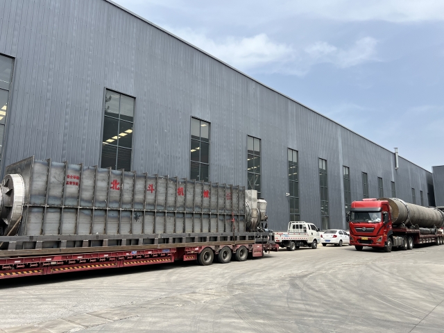 四輛掛車滿載烘干機(jī)、炭化爐設(shè)備及零部件奔赴客戶