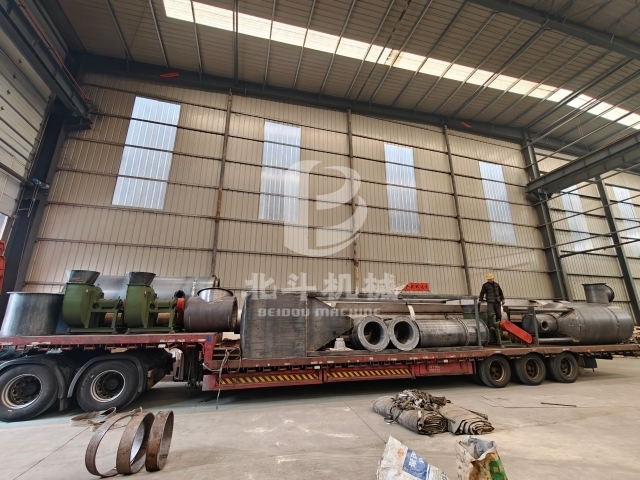 發(fā)貨在即:炭化爐配套設(shè)備有序裝車(chē)