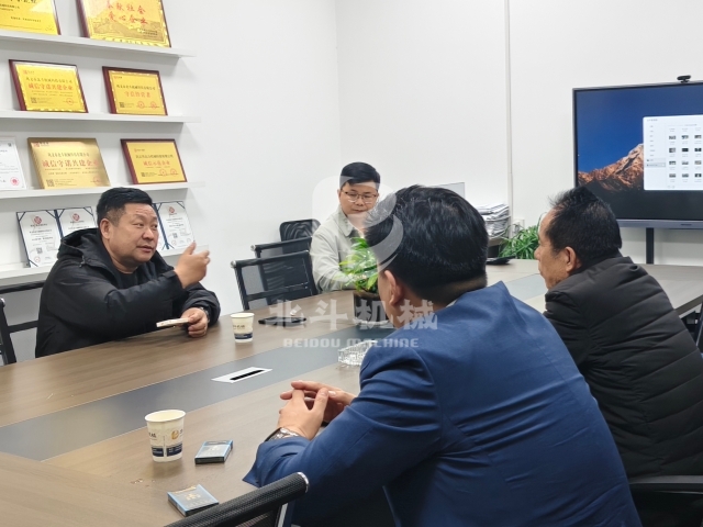 接待客戶來訪 詳細(xì)講解炭化爐工藝